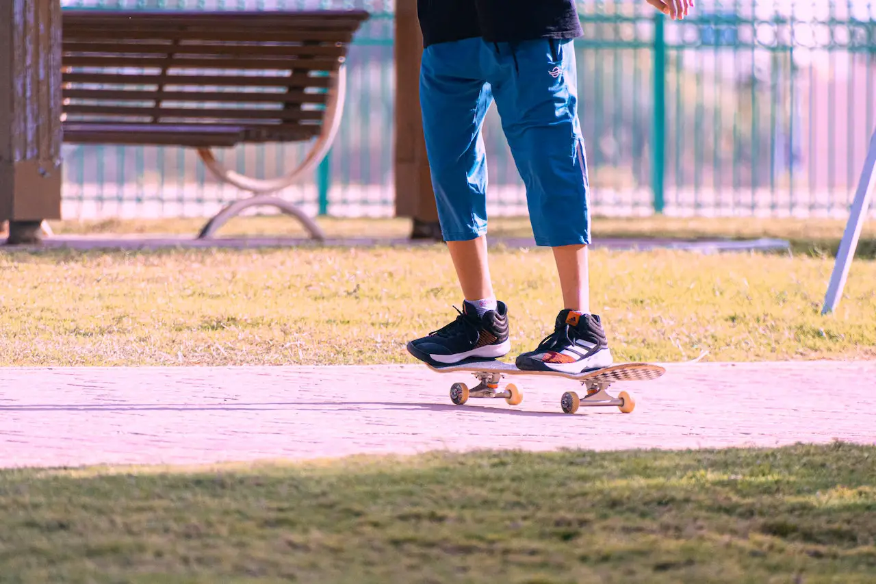 Image of someone doing a frontside skateboarding. Source: roderick salatan, pexels