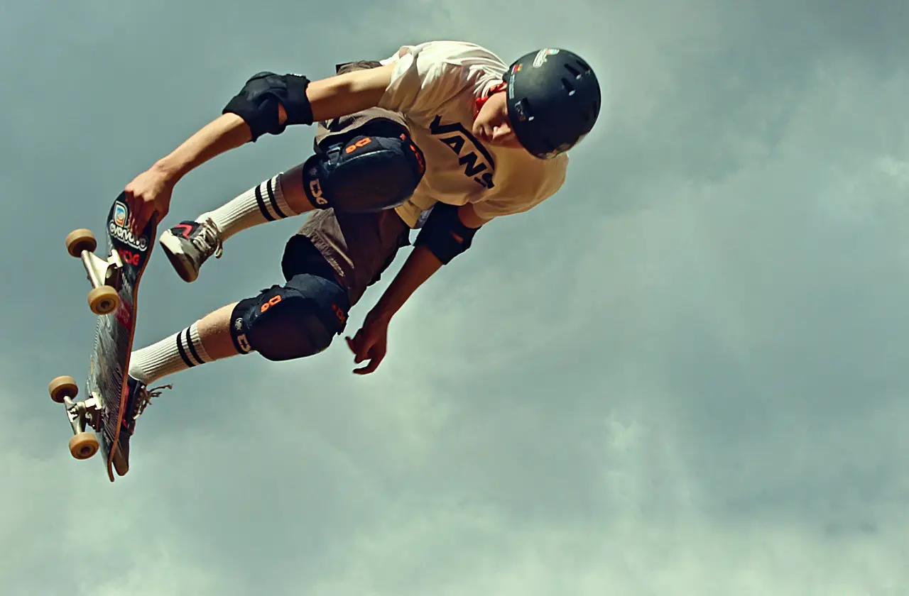 Image of a skateboarder doing skateboarding tricks in the air. Source: pixabay