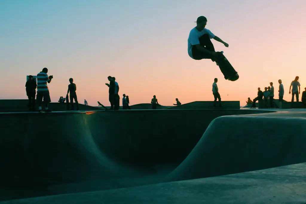 Image of skateboarders practicing in a skateboarding track. Source: robson hatsukami morgan, unsplash
