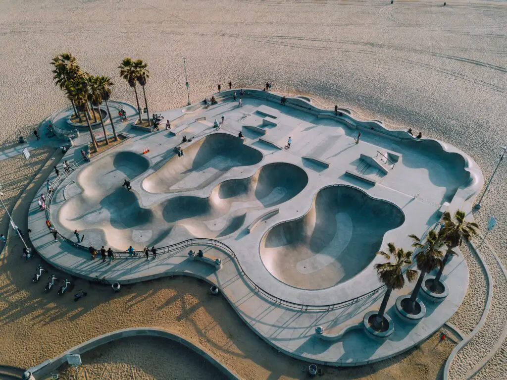 Image of a skatepark with different obstacles and elements. Source: unsplash