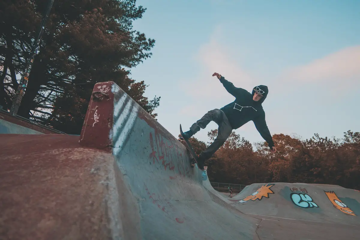Image of a skater doing skateboard tricks on a ramp. Source: pexels