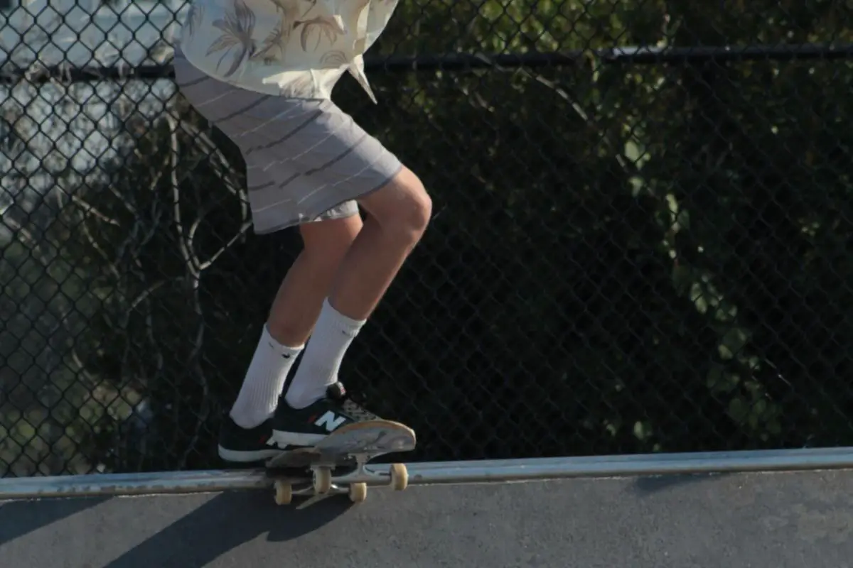 Image of a skater who is about to go down the skate bowl.