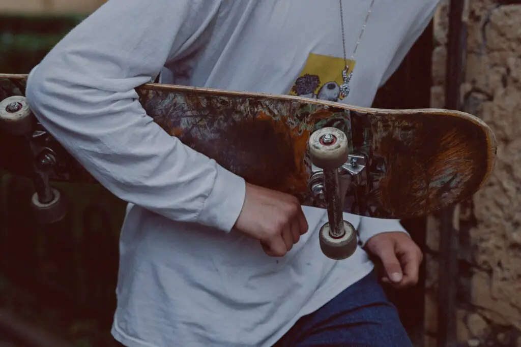 Image of an old and worn out skateboard.