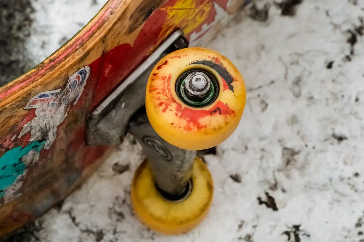 Image of an old skateboard with wheels with uneven wear. Source: pexels