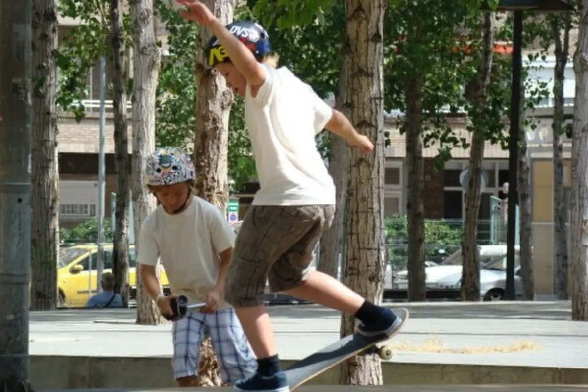 Image of two young boys while skating. Source: wiki commons