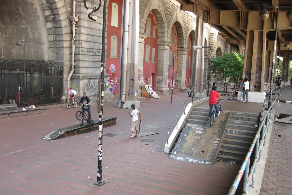 Image of the brooklyn banks skate spot with skaters and cyclists in 2009. Source: wiki commons