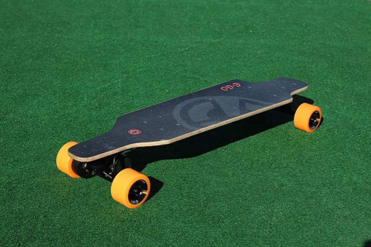 Image of a black longboard with yellow wheels. Source: wiki commons