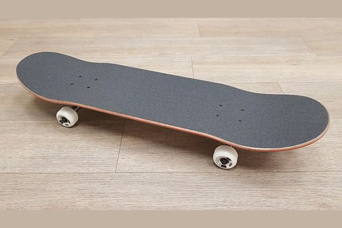 Image of a new black skateboard. Source: wiki commons